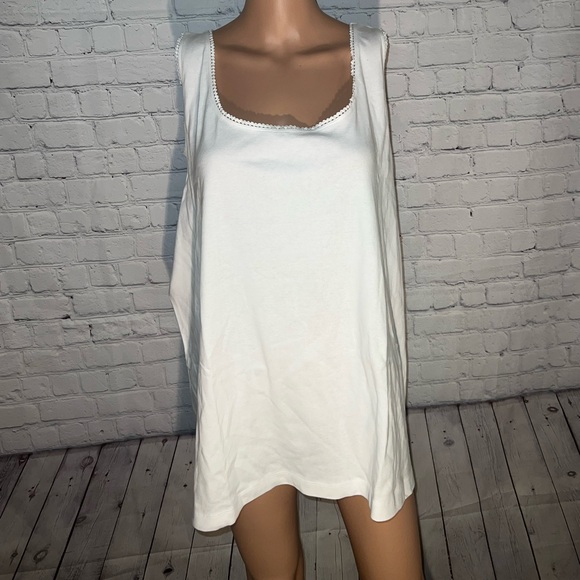 Avenue Tops - BRAND NWT Avenue white tank top size 30/32
